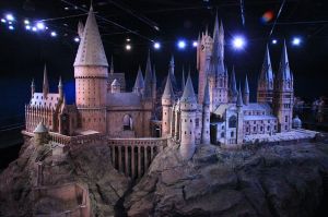 800px-Hogwarts_model_studio_tour